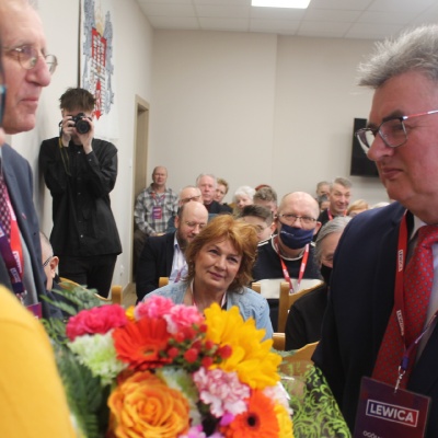 Waldemar Kaczmarski wybrany jednogłopśnie został obdarowany kwiatami