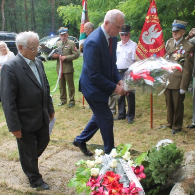 Wieńce składają Adolf Czekaj i Zbigniew Gołąbek